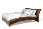 Lenktų formų medinė lova Embrace